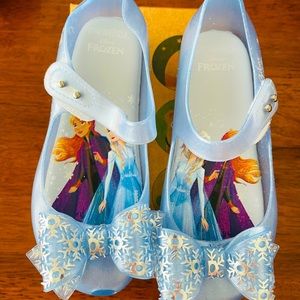 BNIB Mini Melissa Disney Frozen Ultragirl in Sky Glitter Frost Bow sandlas Jelly